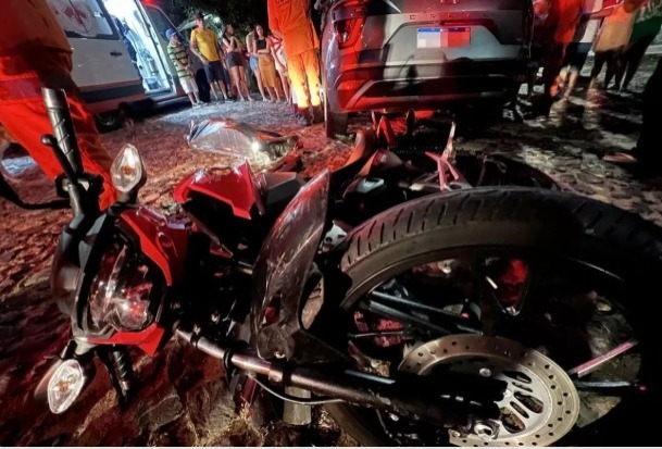 Jovem morre após colisão entre moto e carro em cruzamento de Parnaíba