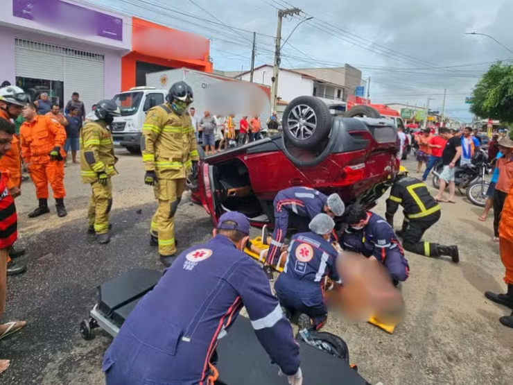 Mulher fica presa em carro após capotamento na Avenida João Silva Filho, em Parnaíba