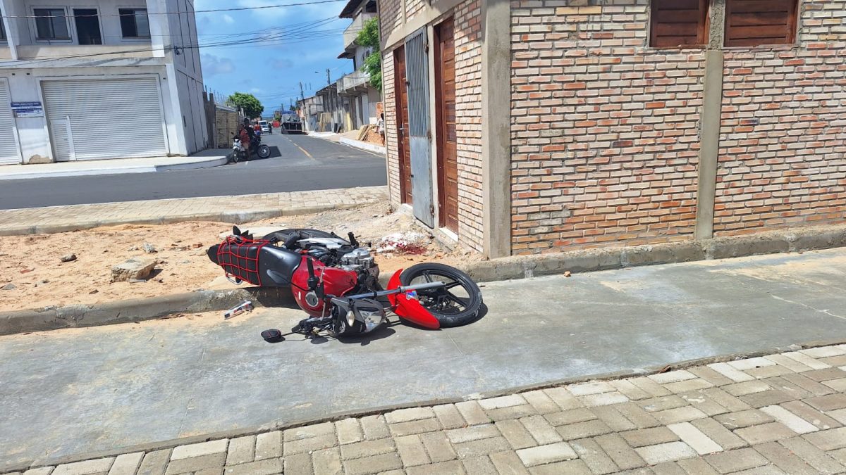 Motociclista fica gravemente ferido após bater em empilhadeira e atingir parede em Parnaíba