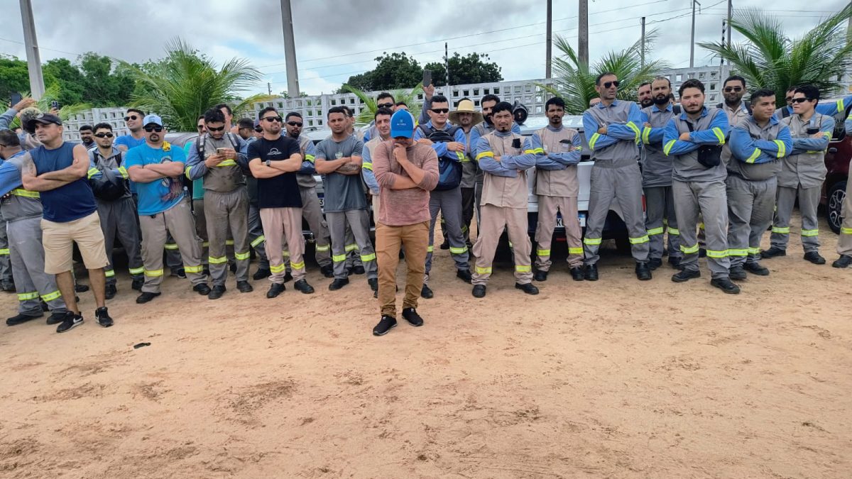 Trabalhadores de empresa prestadora de serviço da Equatorial Piauí, fazem manifestação por reajuste salarial e melhores condições de trabalho