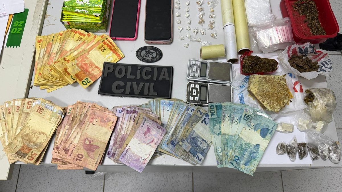 Mulher é presa com drogas, dinheiro e anotações do tráfico em casa próximo a escola