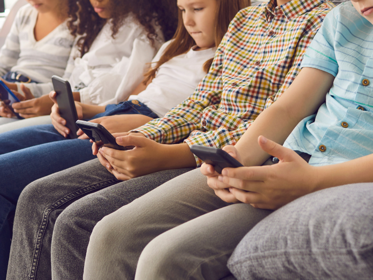 ECA digital entra em vigor nesta terça-feira e regras protegem crianças e adolescentes na internet