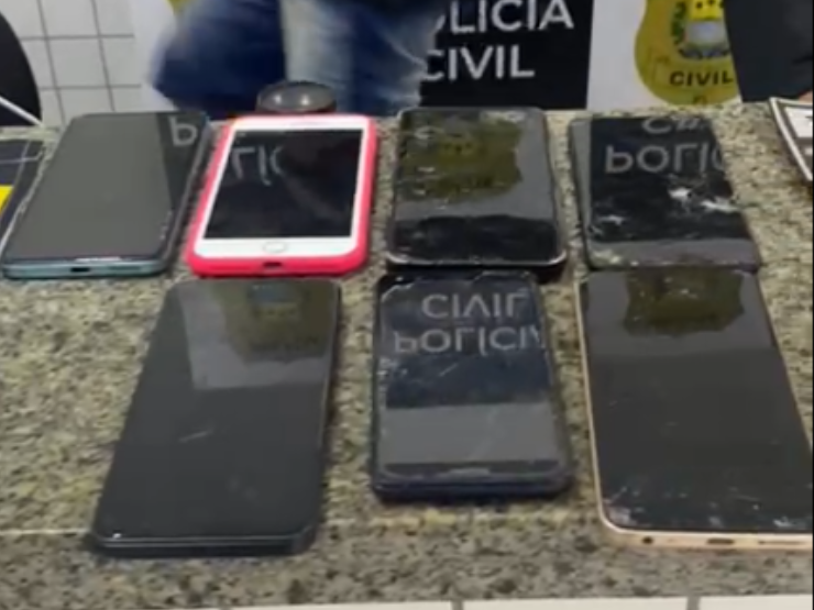 Polícia prende seis menores e apreende drogas e celulares em terreno, no bairro Santa Luzia