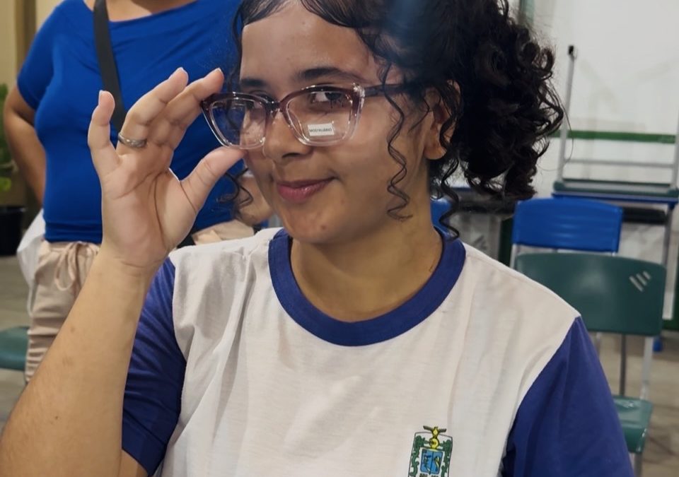 Alunos da rede municipal fazem exame de visão e recebem óculos em ação da Educação em Parnaíba