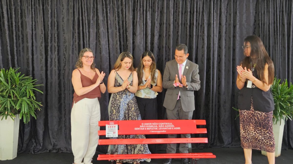 UFDPar inaugura Banco Vermelho, a intervenção é um convite à reflexão e à ação da sociedade para prevenir e enfrentar a violência contra as mulheres