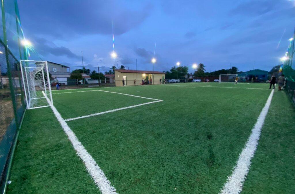 Cajueiro da Praia recebe novo campo society construído pelo Governo do Piauí