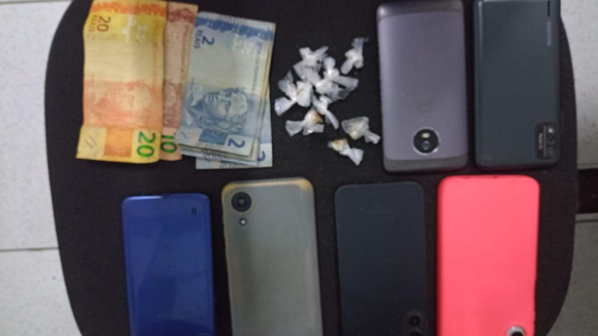 Homem com tornozeleira eletrônica é preso com drogas e dinheiro em ponto de tráfico no bairro Santa Luzia