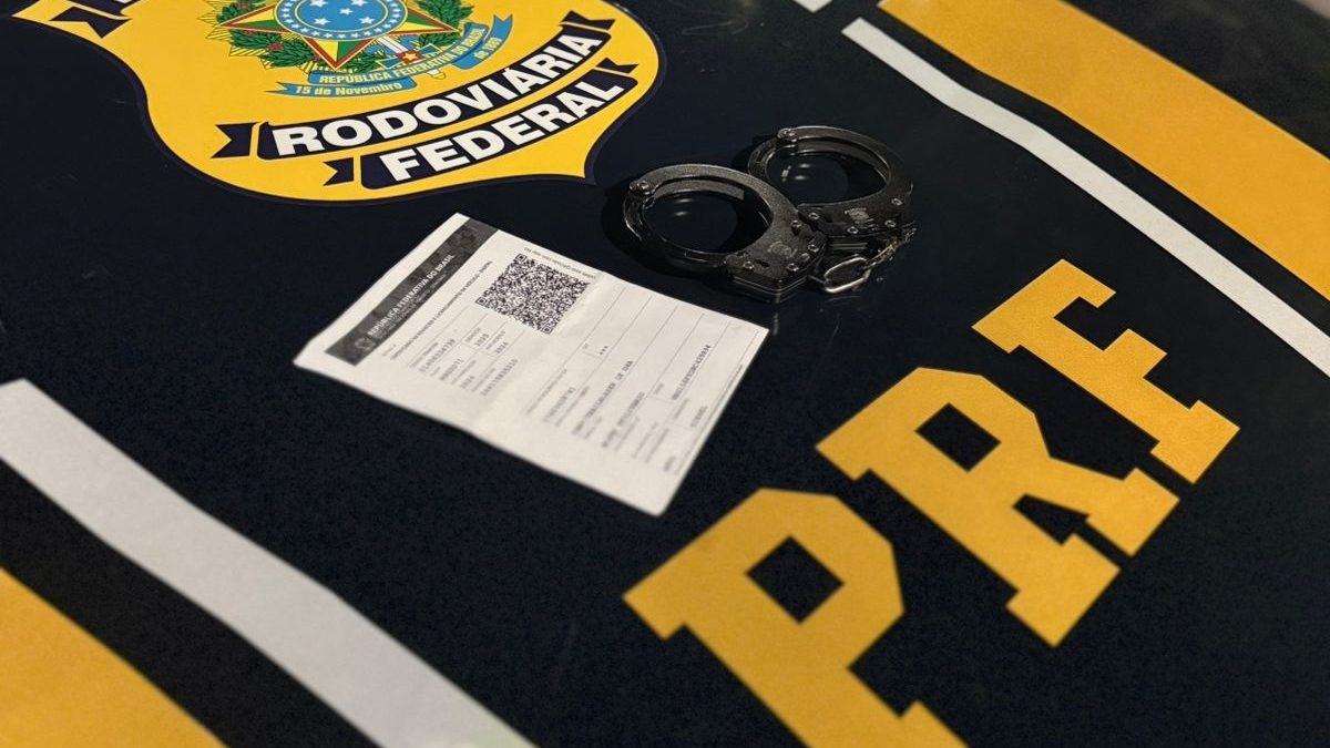 Homem é levado à Polícia Federal após apresentar documento veicular falso em fiscalização na BR 343 em Parnaíba