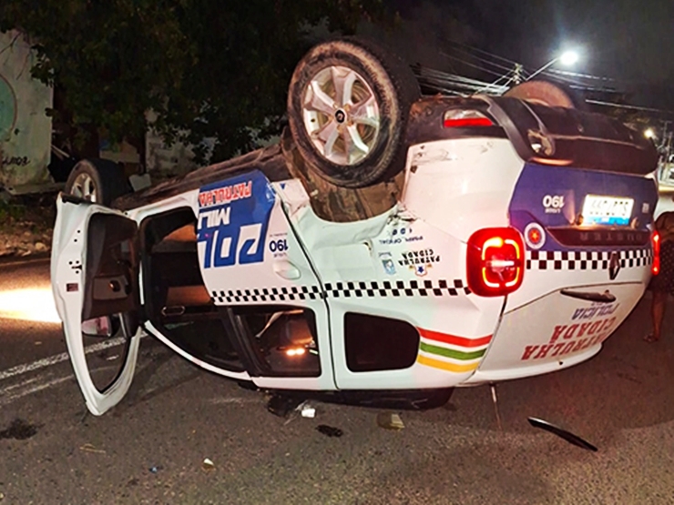 Viatura da Polícia Militar capota após batida com carro em cruzamento de Parnaíba