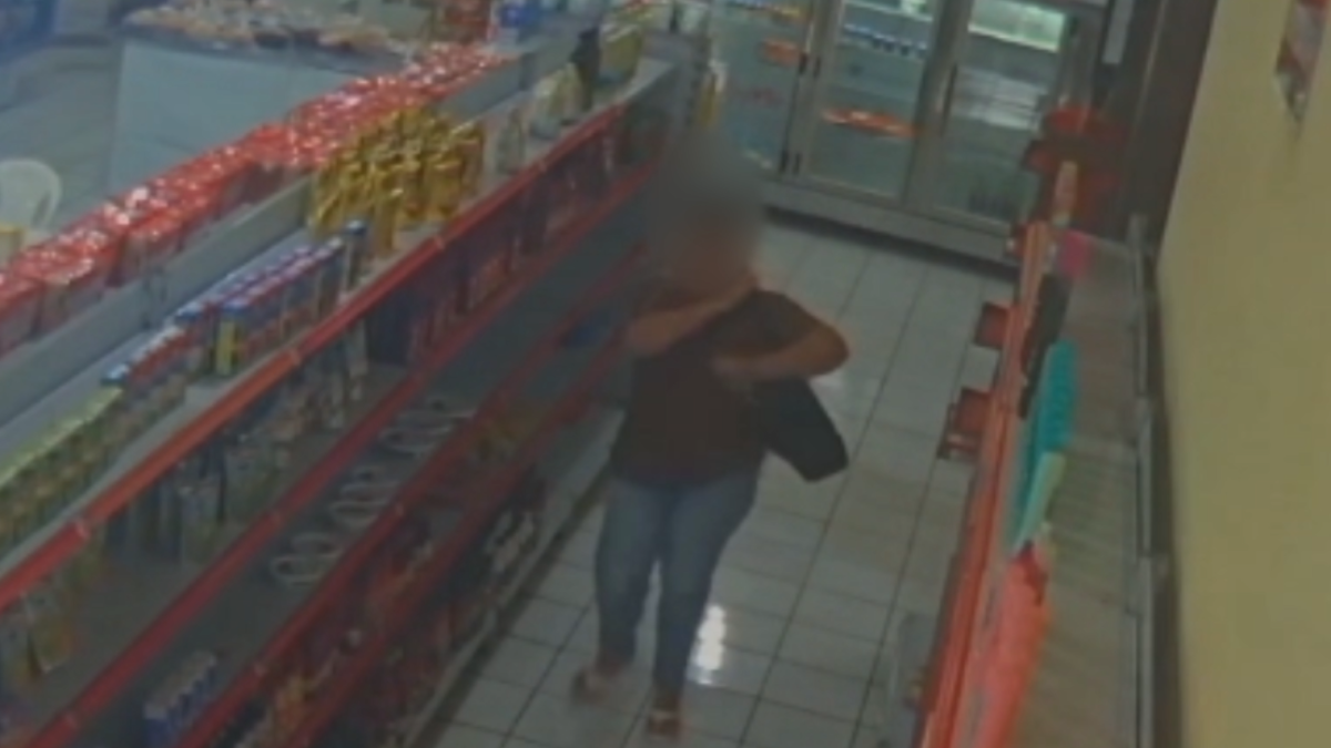 Mulher é flagrada por câmeras furtando bolo e achocolatados em padaria no bairro Piauí