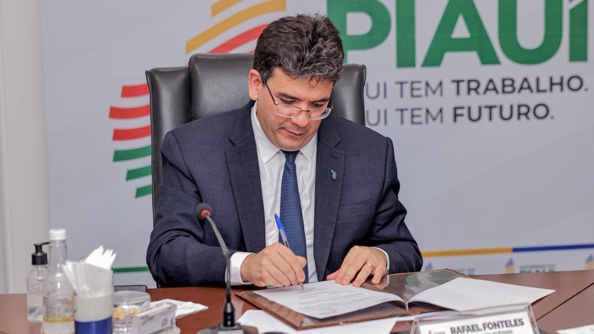 Rafael Fonteles assina ordem de serviço para retomada da obra da Vila Olímpica de Parnaíba