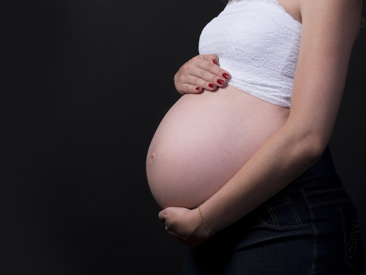 Nova lei garante salário-maternidade em até 30 dias e prevê pagamento automático em caso de atraso