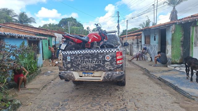 Suspeito abandona moto e foge por mata ao ver PM em Parnaíba