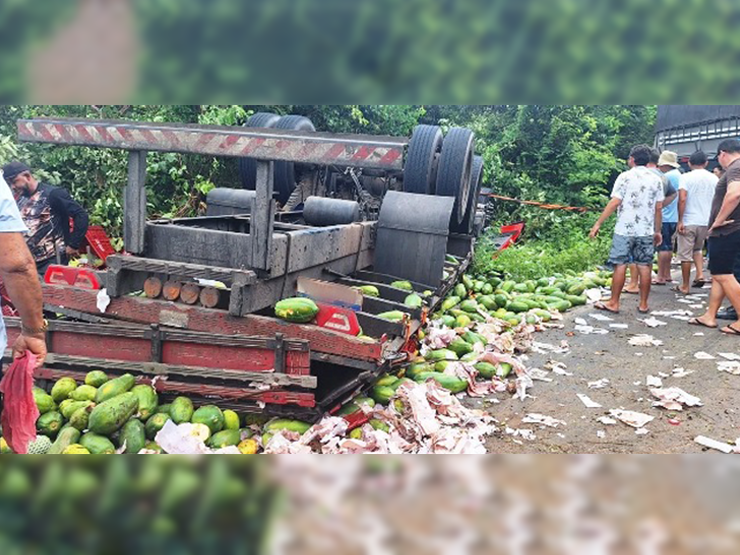 Caminhão carregado de frutas tomba na BR-402 e deixa motorista morto em Luís Correia