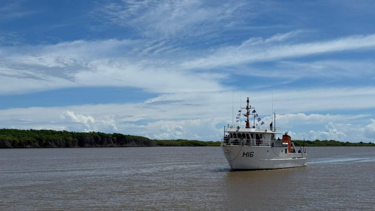 Embarcação da Marinha dedicada à pesquisa oceanográfica visita Porto Piauí