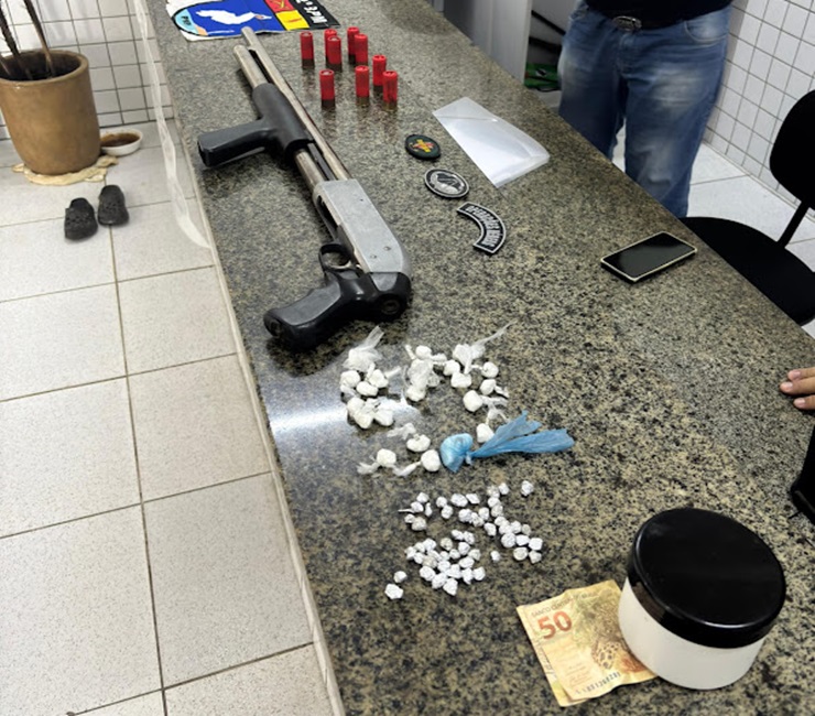 Polícia apreende arma calibre 12 e drogas em casa abandonada em Ilha Grande