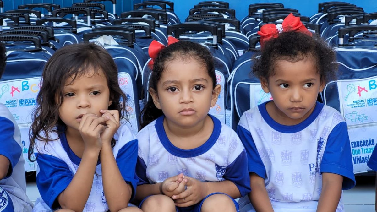 Alunos da rede municipal de Parnaíba são beneficiados com kits escolares e programa de saúde visual