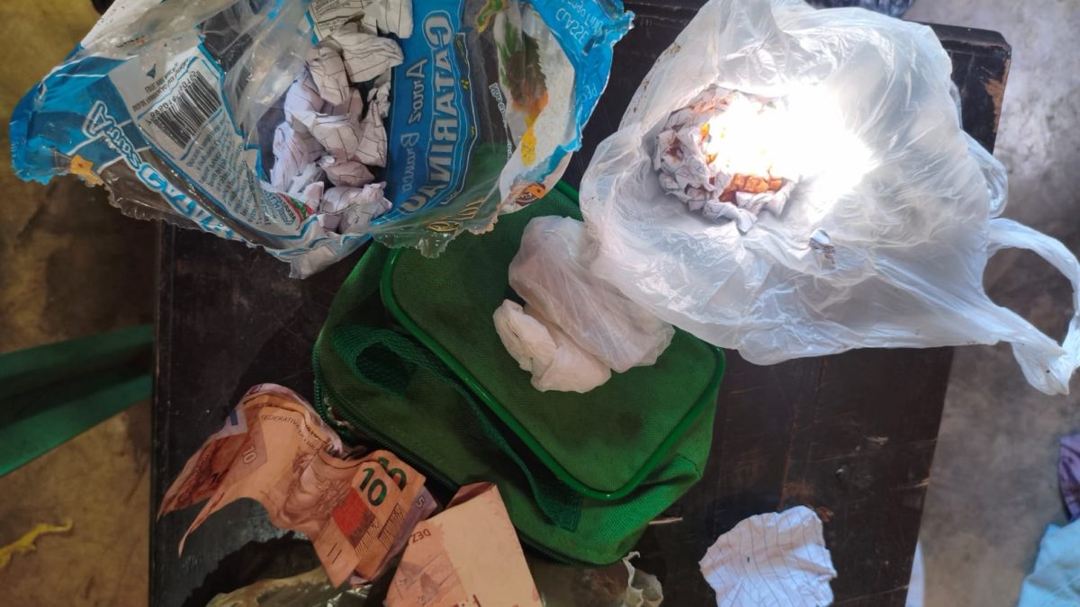 Homem é flagrado tentando se livrar de drogas durante abordagem policial