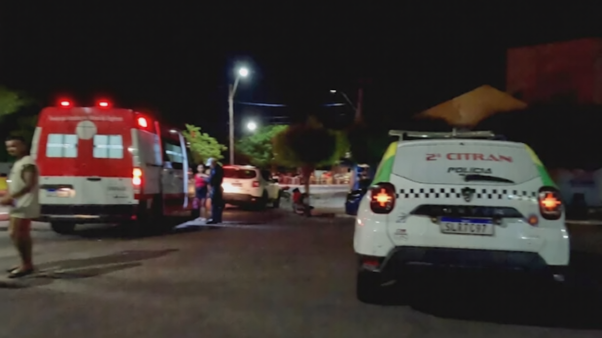 Colisão entre carro e motocicleta deixa duas pessoas feridas no bairro São Francisco, em Parnaíba