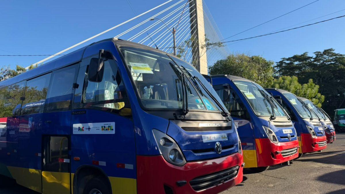 Parnaíba recebe micro-ônibus e equipamentos odontológicos durante agenda em Teresina
