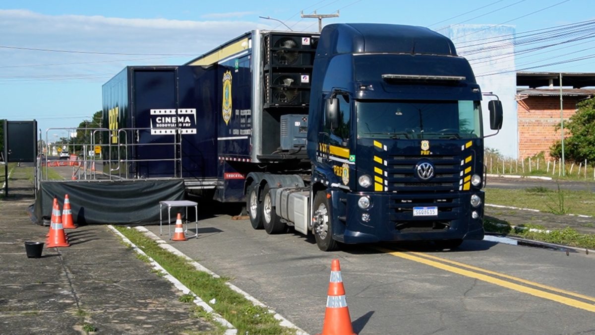 Carreta do Cinema Rodoviário da PRF chega a Parnaíba para reforçar a conscientização no trânsito durante as férias