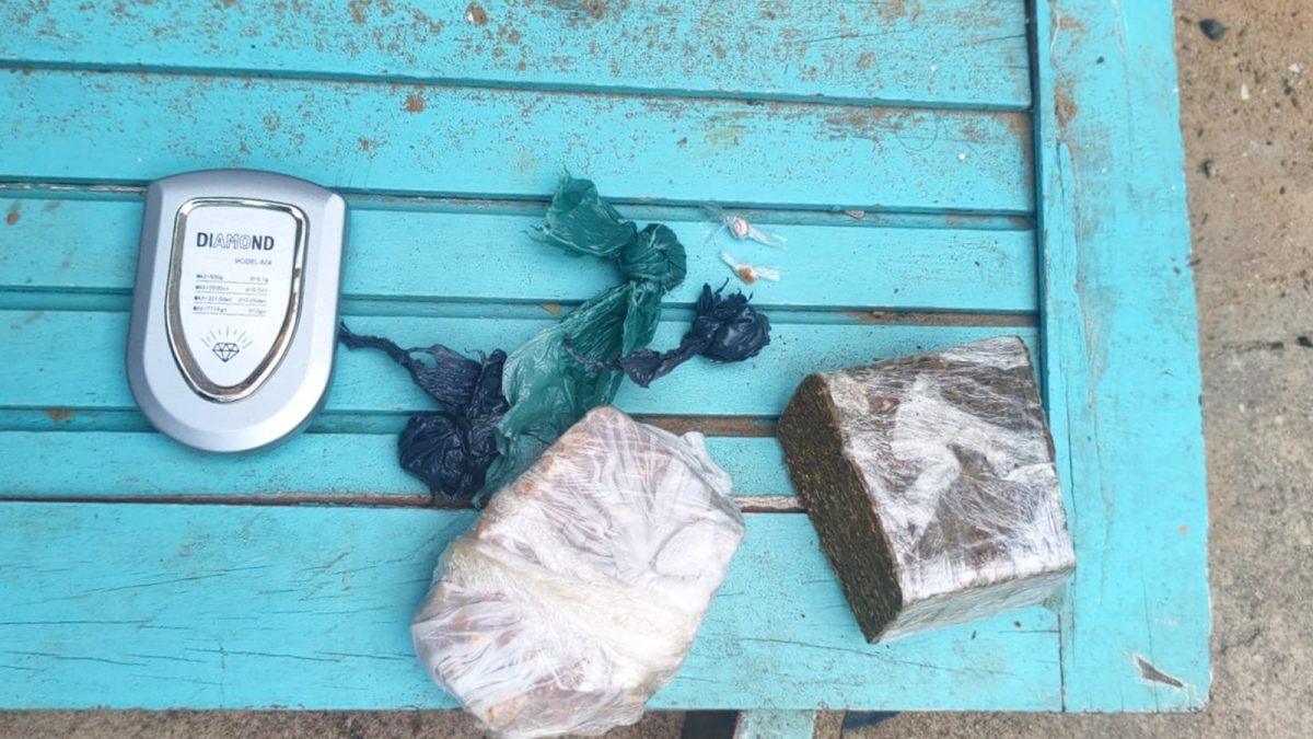 Drogas escondidas no telhado são encontradas durante operação policial