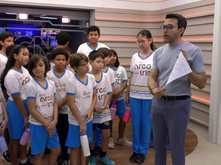 Estudantes conhecem os bastidores da TV Costa Norte para entender como nasce a notícia na TV