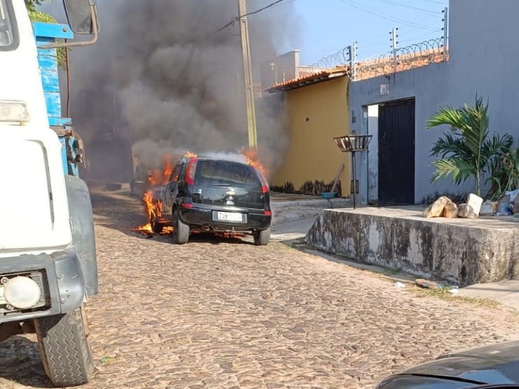 Veículo pega fogo após pane no sistema no bairro Frei Higino, em Parnaíba