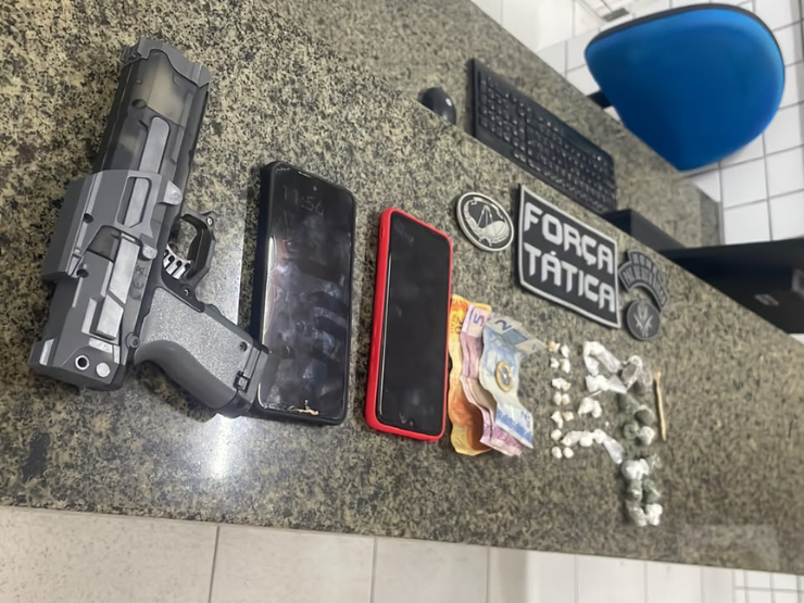 Polícia prende homem suspeito de tráfico e apreende drogas e simulacro de arma de fogo