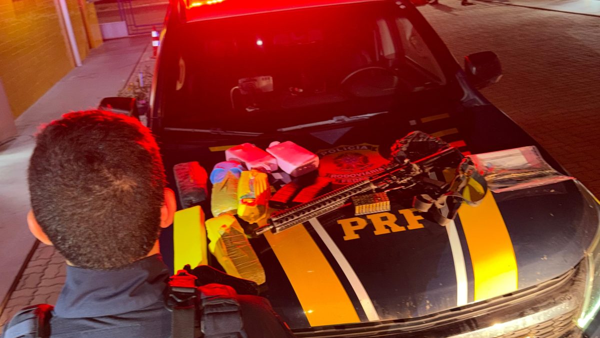PRF intercepta veículo com fuzil, drogas e mais de 200 munições