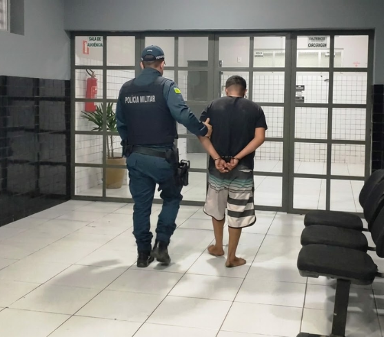 Homem é levado à Central de Flagrantes após discussão com facão em lava jato de Parnaíba