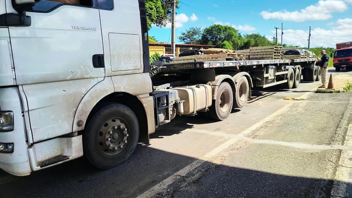 Feriadão aumenta movimento rumo ao litoral e PRF restringe veículos pesados
