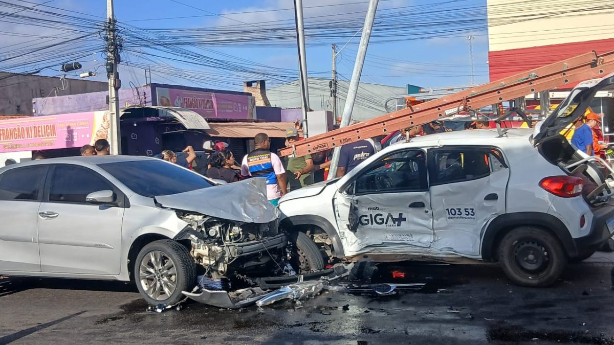 Grave colisão entre veículos deixa motorista preso nas ferragens na Avenida Pinheiro Machado, em Parnaíba