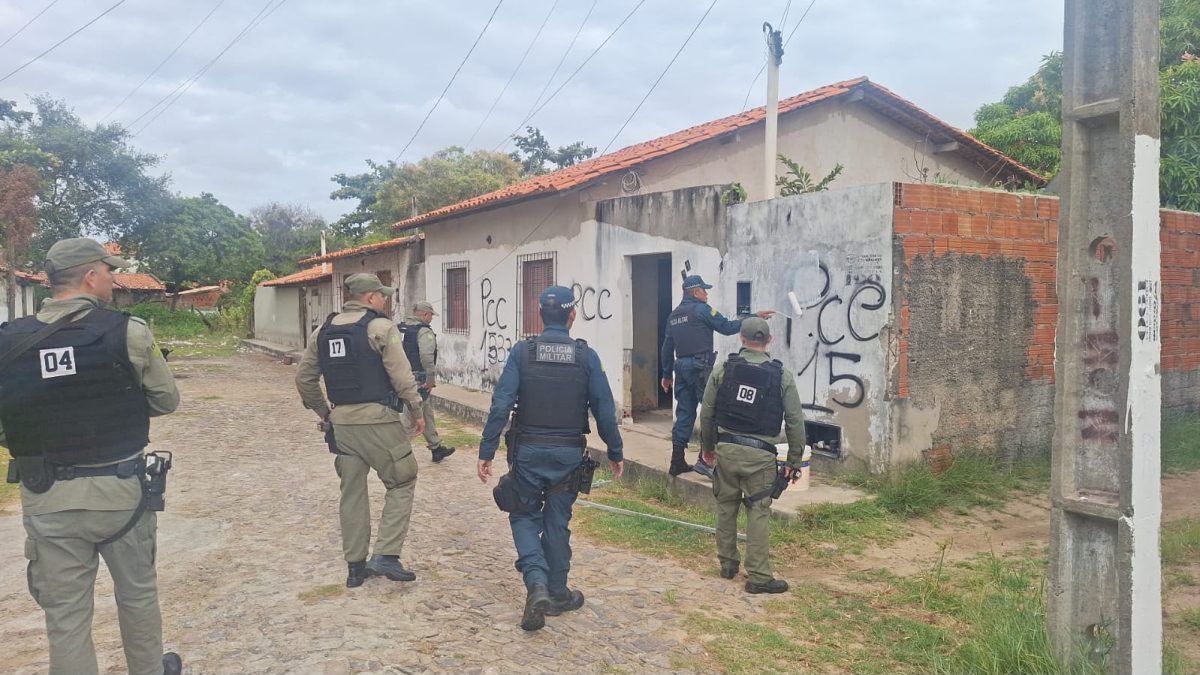 PM faz operação com abordagens e remoção de pichações em Luís Correia