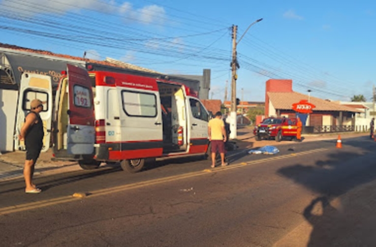 Motociclista morre após cair e ser atingido por ônibus de excursão em Luís Correia