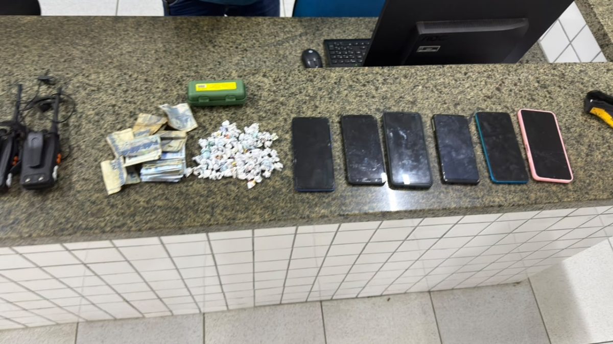 Polícia apreende 104 porções de crack, rádios comunicadores e celulares e conduz quatro pessoas durante ação no bairro Mendonça Clark, em Parnaíba