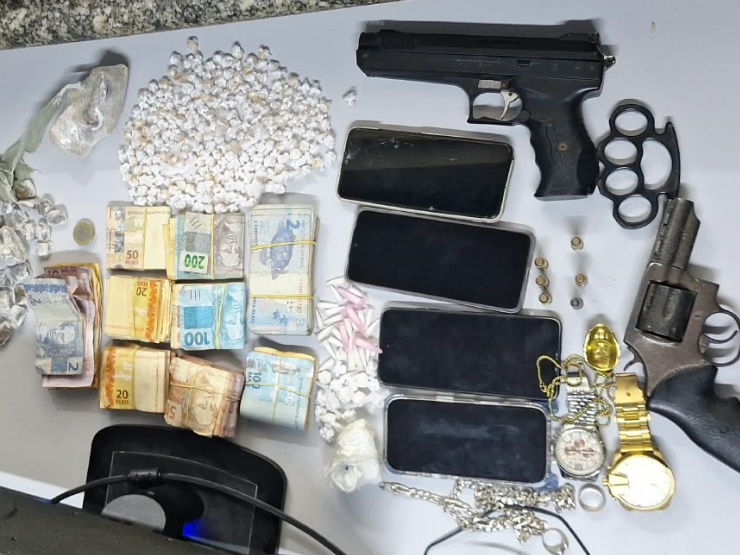 Denúncia anônima leva à prisão de trio e apreensão de arsenal de drogas em Luís Correia