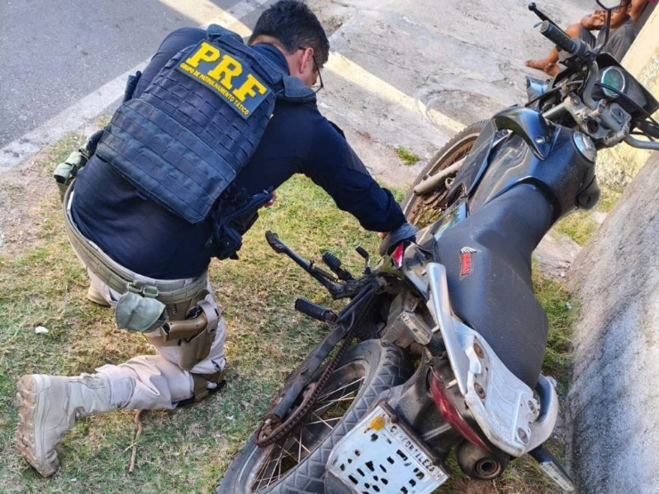 Motocicleta roubada há 15 anos em Fortaleza é recuperada pela polícia em Luís Correia