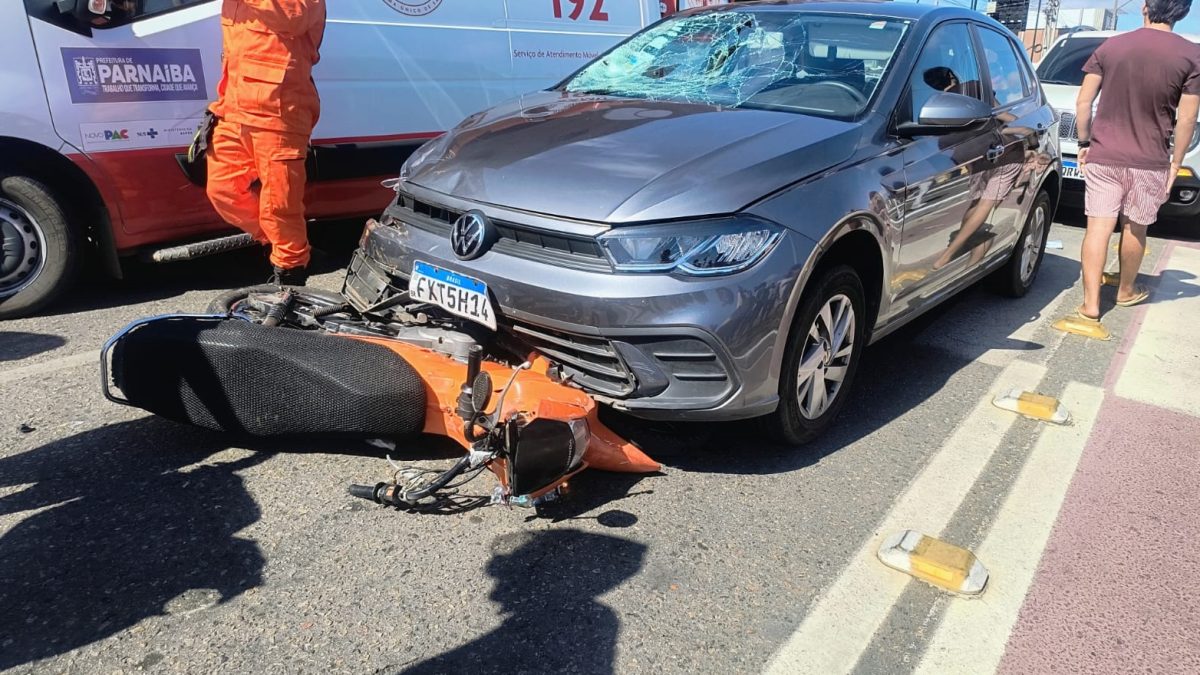 Passageira é arremessada contra para-brisa após colisão entre carro e moto em Parnaíba