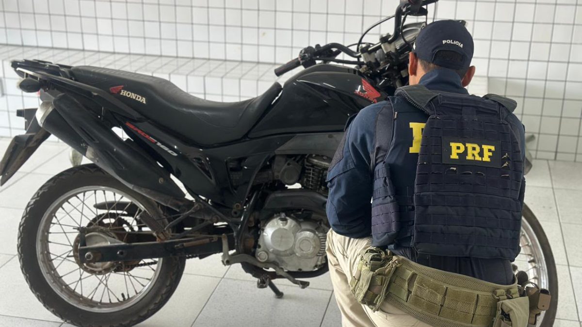 Homem é preso por uso de documento falso e moto com sinais de adulteração é identificada pela PRF